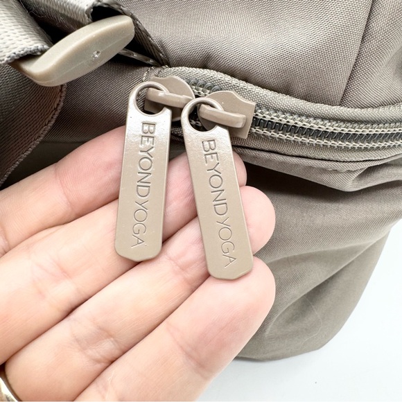 BEYOND YOGA Convertible Cinch Top Gym Bag In Birch Taupe Large Minimalist Travel main image 8